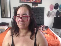 Mi show se
ilumina y resplandece cuando estas dentro de mi; como si me embrujaras con
tus peticiones, fantasías y deseos... Vivo ardiente por complacer tus sueños
eróticos... juego con mis tetas... disfruto con una polla bien rica dentro de
mi coño y culo.