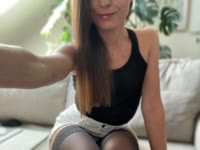 Hey! Welcome everyone who want spend nice time with nice company ;) Vickie is amazing woman. Very friendly and beautiful. In addition very hot!!! You didn