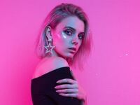 fingering girl cam DaiseyNovotny