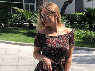 girl shaving pussy EmileeBeyale