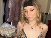 camgirl masturbating with dildo GracieeLeigh