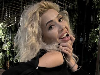 camgirl playing with vibrator RiannaReini