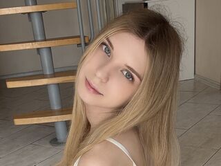 camgirl masturbating with sex toy ThoraBeskom